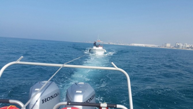 צפו: שוטרים חילצו סירה שנתקעה מול חופי אשדוד