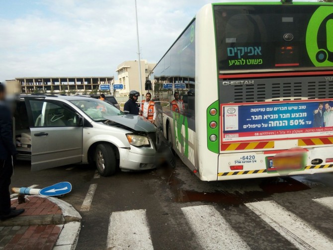 תאונה בין אוטובוס לרכב באשדוד - פצועים במקום
