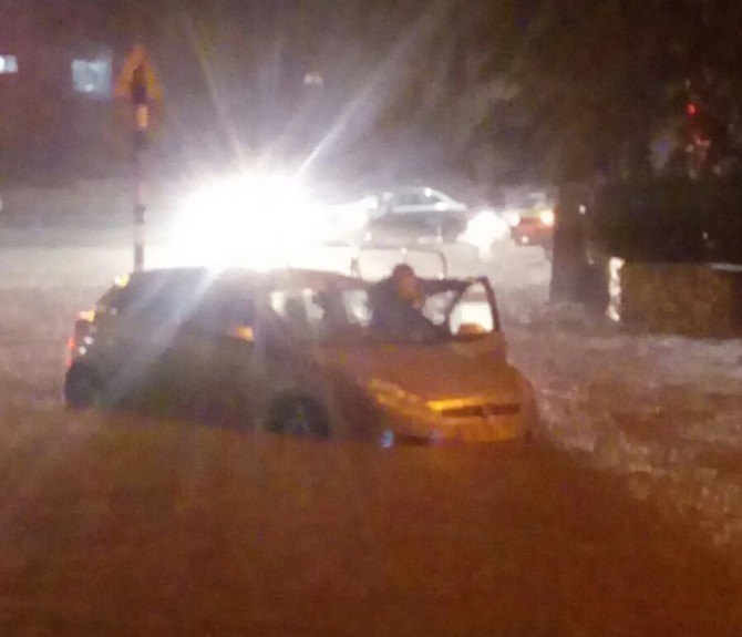 אשדוד שוקעת: עשרות רכבים שקעו בגשמים באשדוד