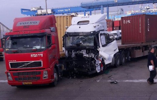 פצוע לכוד בתאונה בין שתי משאיות בכניסה לנמל אשדוד