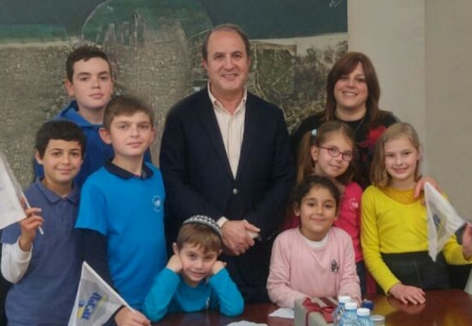 תלמידי בית הספר "עילית שובו אשדוד", שזכו בתחרות הסייבר של ישראל, התארחו בלשכת ראש העיר