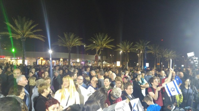 1500 איש בהפגנת המחאה ברחבת העירייה