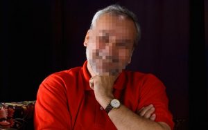 גבר בגיל ה-50 בפנים מטושטשות