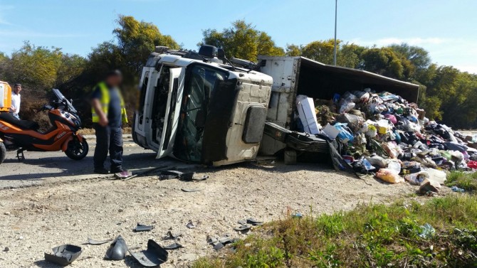 משאית זבל ענקית התהפכה באשדוד - שני פצועים במקום