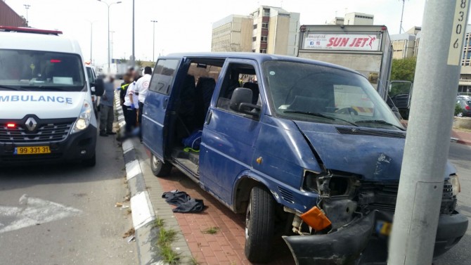 תאונה שלישית: משאית התנגשה ברכב הסעות - 3 פצועים במקום
