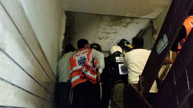 אישה נפלה אל פיר של מעלית בבניין באשדוד ונפצעה קשה