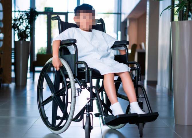 ילד בכיסא גלגלים