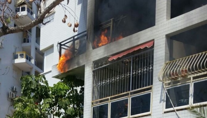 שריפה פרצה בדירה בעיר - פצועה במקום