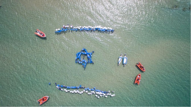 דגל ישראל אנושי בלב ים מול חופי אשדוד