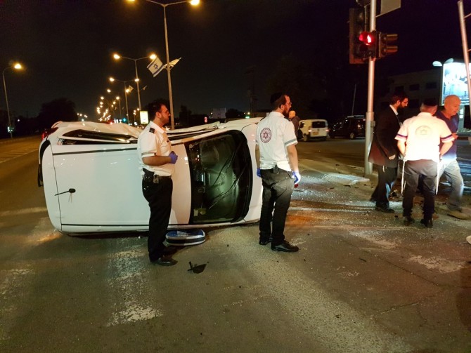 רכב התהפך ושניים נפצעו בתאונת דרכים לפנות בוקר באשדוד