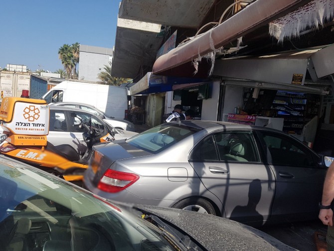 רכב פגע בעוצמה בחנות במרכז מסחרי בעיר - שני פצועים במקום