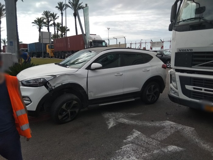 פצוע בתאונת דרכים בין רכב פרטי למשאית סמוך לנמל