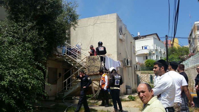 שריפה פרצה בבית נעול באשדוד - כוחות ההצלה פורצים למקום