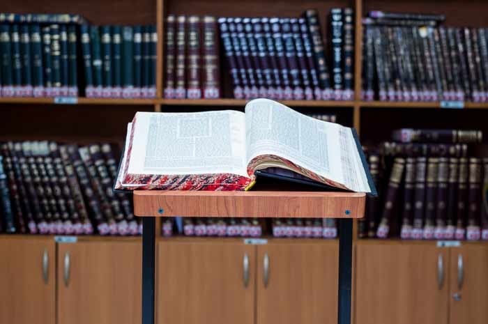 ספר תורה בבית הכנסת הגדול בעיר אשדוד