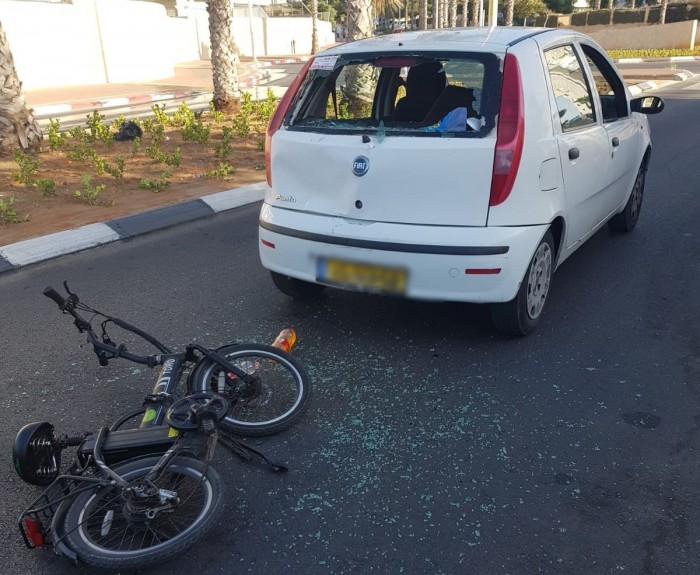 רוכב אופניים חשמליים בן 17 נפצע בתאונת דרכים