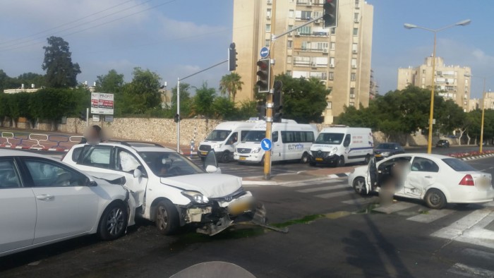 נהג נפצע בתאונה משולשת סמוך לסטאר סנטר באשדוד