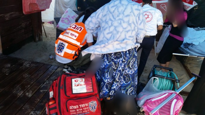 אירוע טביעה בחוף הים באשדוד - המצילים משו מהמים צעירה