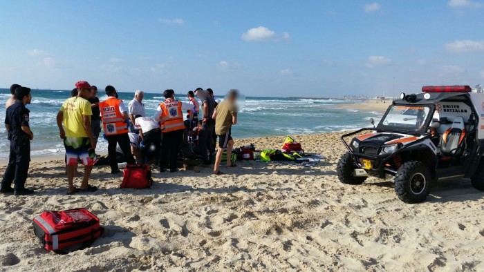 טרגדיה: גבר טבע למוות בחוף הים באשדוד לאחר שניסה לחלץ בחורה שנסחפה