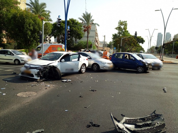 תאונה קשה: פצועים בהתנגשות חזיתית בין מונית לרכב פרטי