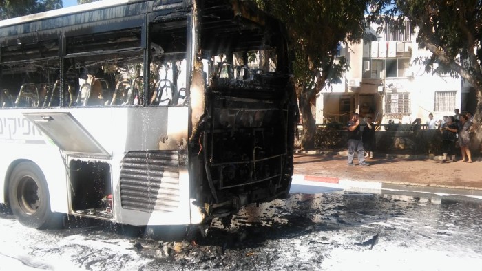 צפו: אוטובוס עם נוסעים עולה באש תוך כדי נסיעה באשדוד