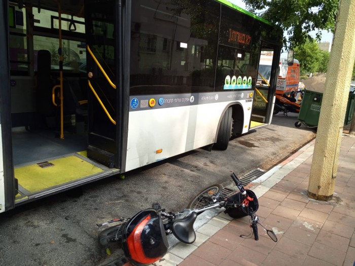 רוכב אופניים חשמליים נפגע מאוטובוס
