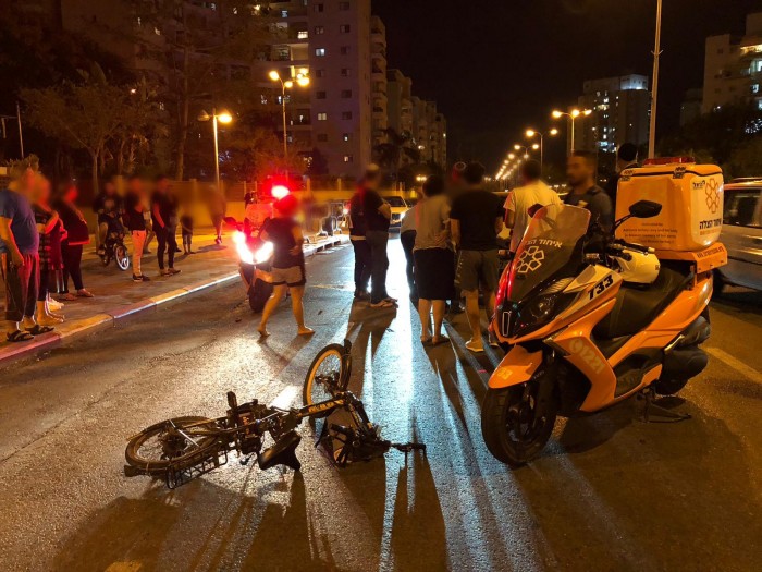 רוכבת אופניים חשמליים נפגעה בתאונת דרכים