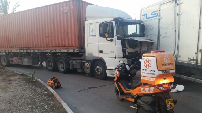 נהג נפצע בתאונה בין שתי משאיות סמוך לנמל אשדוד