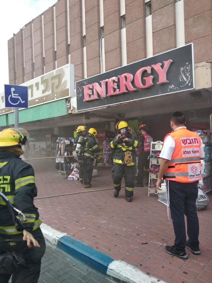 עשרות אנשים פונו לאחר שחנויות עלו באש במרכזון רובע א'