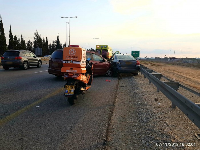 שלושה פצועים בתאונת דרכים בכביש אשדוד-אשקלון
