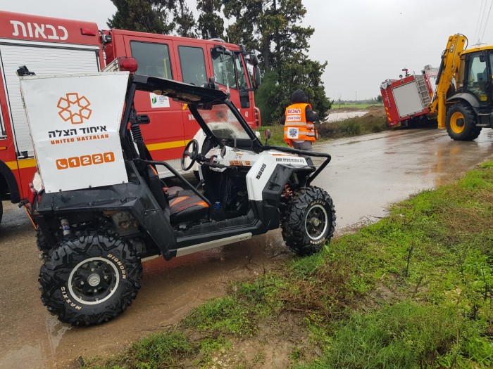 נזקי הגשמים: רכב נפל לתעלה ונסחף כתוצאה מהגשמים העזים