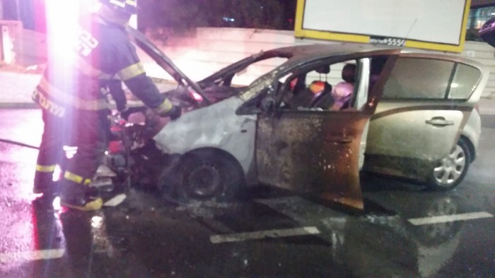 רגעי דרמה: רכב עלה באש תוך כדי נסיעה באשדוד