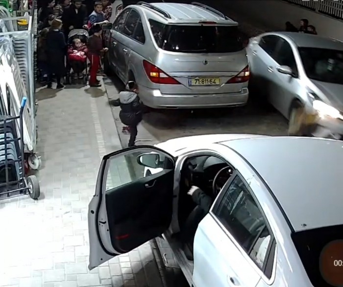 צפו בתיעוד המפחיד: ילד רץ מתחת לגלגלי מכונית נוסעת באשדוד