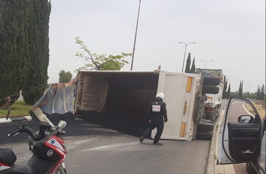 פציעה קשה לנהג משאית שהתהפכה בצומת נמל אשדוד