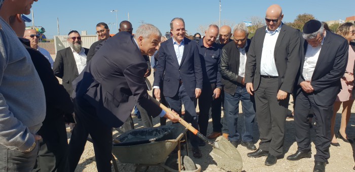 צפו: שר האוצר וראש העיר מניחים את אבן הפינה לרובע החדש בעיר