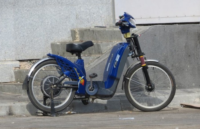 משרד התחבורה: מהיום חובה על רוכבי אופניים חשמליים לחבוש קסדה