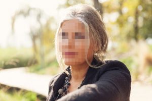 פנים מטושטשות של אישה