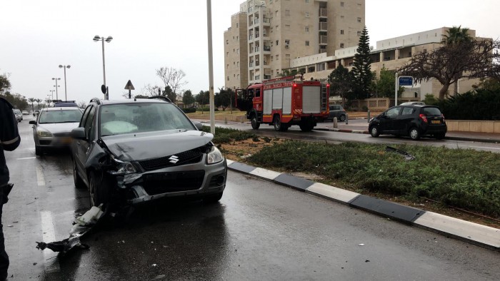 כבישים רטובים: שלושה פצועים בשתי תאונות שהתרחשו באשדוד