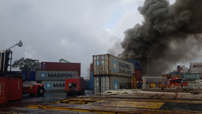 שריפת ענק משתוללת במפעל לגרוטאות ופלסטיק בכניסה הצפונית - צפו
