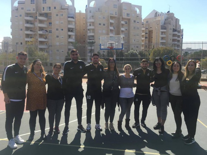 שחקני מ.ס אשדוד ביום ספורט משותף בביה"ס "גוונים"