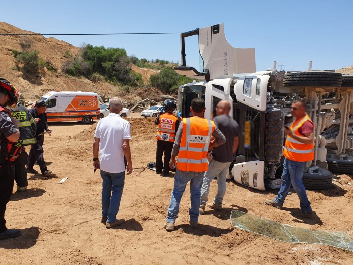 משאית התהפכה באזור התעשייה באשדוד - חולץ ע"י לוחמי האש