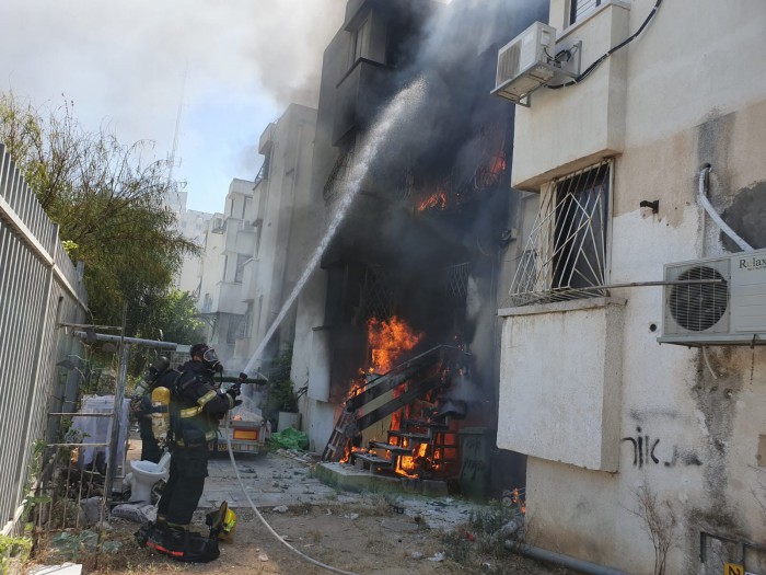 שריפה פרצה בבניין ברחוב הראשונים באשדוד