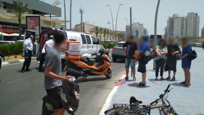 נערה שרכבה על אופניים חשמליים נפצעה מפגיעת רכב באשדוד