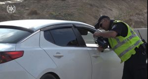 שוטר עוצר מכונית