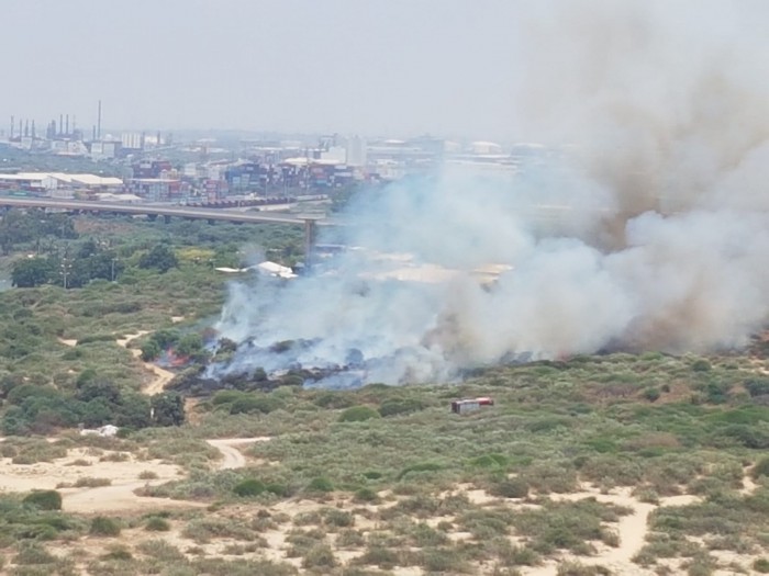 צפו: שריפת חורש משתוללת סמוך לפארק לכיש