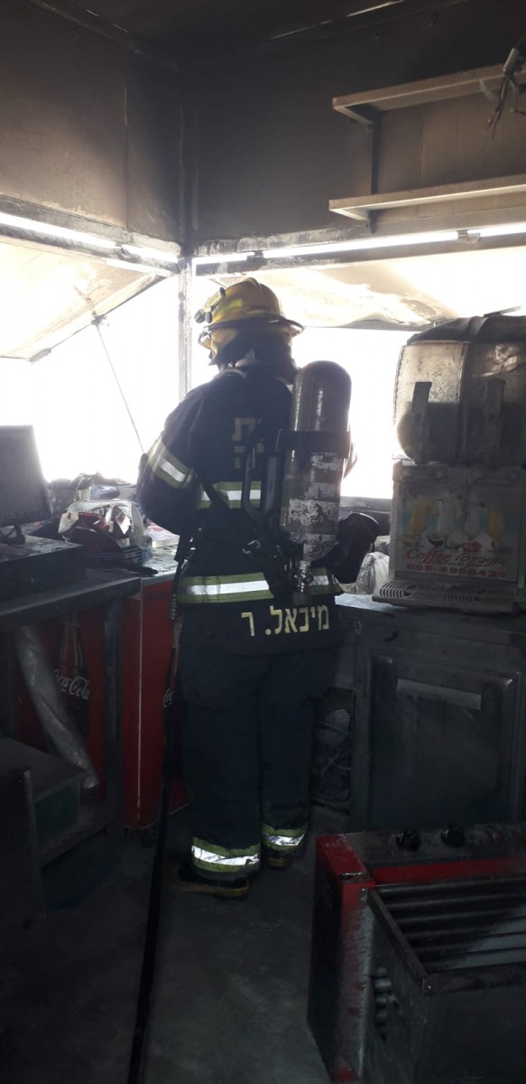 לוחמי האש כיבו את השריפה בקיוסק. (צילום: דוברות כבאות והצלה). תחנה אזורית אשדוד