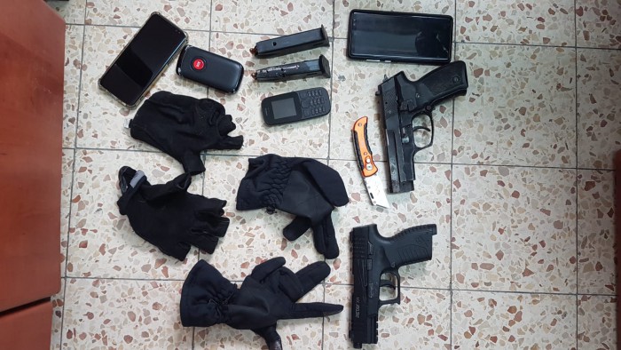 הנשק, המחסנית והכפפות שמצאה המשטרה. (צילום: דוברות המשטרה)