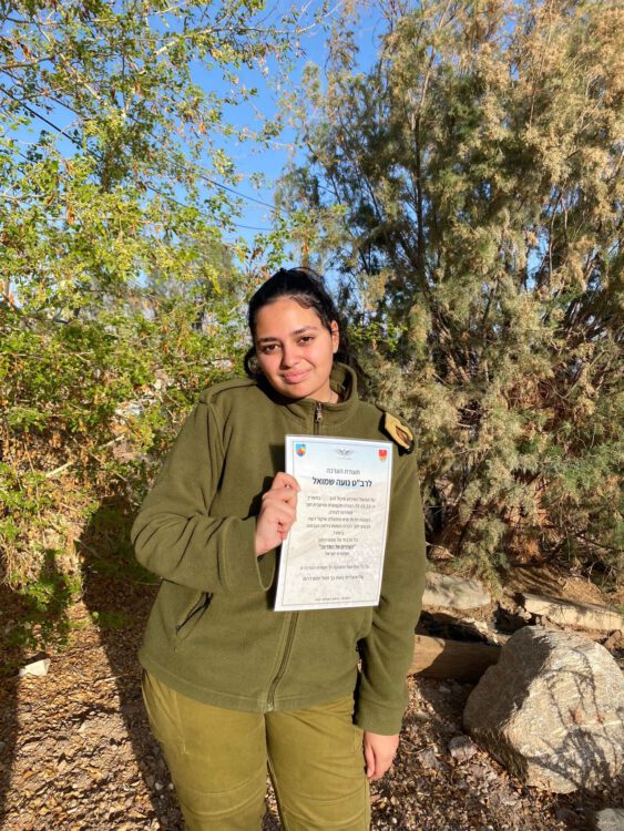 רב"ט נועה שמאל ותעודת ההוקרה מהמג"ד. 