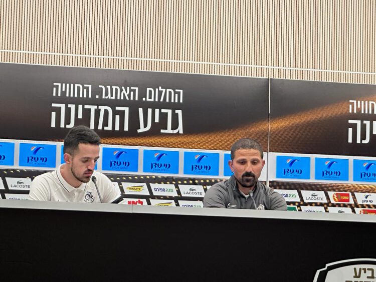 אוחיון, מימין והודבר אדי נודל, במסיבת העיתונאים בסיום משחק חצי הגמר.