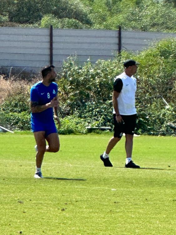 שלומי אזולאי באימון לאחר החתימה, עם המאמן אלי לוי.(צילום: משה סידי).