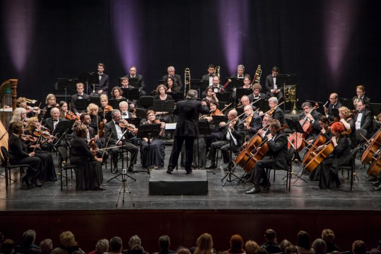 התזמורת הסימפונית אשדוד בניצוחו של ואג פפיאן (צילום מארק ז'לקובסקי Cinemark)
